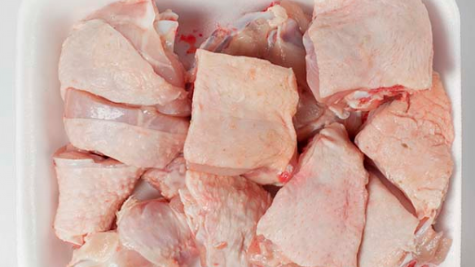 Pollo intero tagliato a pezzi